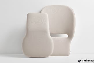 Twee crème-kleurige fauteuils met organische vormen en structuurstof, frontaanzicht tegen witte achtergrond.