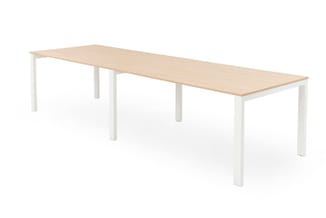 Lange rechthoekige vergadertafel met licht houten blad en witte poten, vier kolommen.