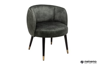 Grijze stoffen fauteuil met afgeronde rugleuning, zwarte poten met goudkleurige voetjes, op witte achtergrond.