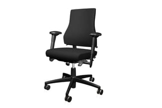 Zwarte ergonomische bureaustoel met volle rugleuning, zwart zitgedeelte, verstelbare armleuningen en zwart vijfwielonderstel.