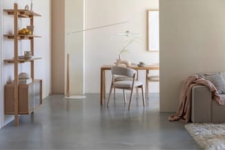 Modern interieur met houten eettafel, grijze stoelen, houten kasten, grijs betonvloer en minimalistisch design met natuurlijk