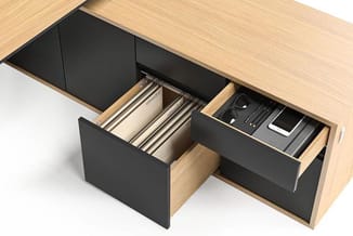 Houten bureau met zwarte schuiflade-eenheden; linkerlade bevat ordners, rechterlade bevat elektronische apparatuur en kabels.