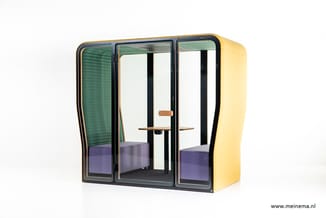 Gele belcel met zwart frame, glaswanden, paarse zitbanken en houten tafeltje voor twee personen.