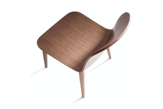 Houten stoel met gebogen rugleuning in walnootkleur, dunne houten poten, modern design, bovenaanzicht.