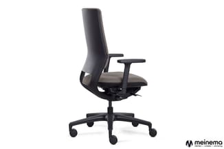 Zwarte ergonomische bureaustoel met grijze zitting en hoge rugleuning, verstelbare armleuningen, op zwiel voet met wielen.