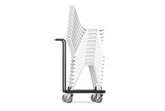 Transportwagen met zwart metalen frame en wielen, beladen met gestapelde witte kunststof stoelen met armsteunen.