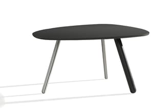 Ovale vergadertafel met zwart blad en drie grijze en zwarte poten op witte ondergrond.
