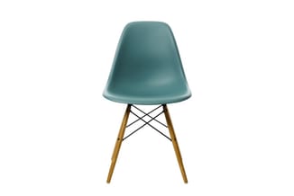 Turquoise kunststof stoel met houten poten en zwart stalen kruissteun, zijkant gefotografeerd tegen witte achtergrond.
