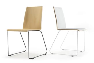 Twee moderne stoelen met houten zitting en gebogen metalen onderstel: één in naturel hout met zwart frame, één in wit met nat