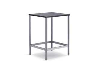Staande bartafel met zwart blad en grijze metalen frame met voetsteun, rechthoekige vorm.