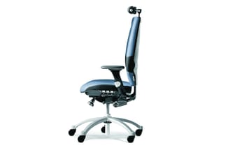 Ergonomische bureaustoel met blauwe en zwarte bekleding, verstelbare armleuningen, hoofdsteun en wit onderstel op wielen.