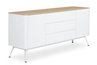 Wit dressoir met houten tafelblad, drie lades en openslaande kast, op schuine metalen poten.