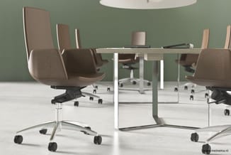 Moderne kantoorruimte met grijsgroen geverfd wand, witte plafondlamp, glazen vergadertafel en beige draaibare kantoorstolen m