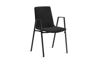 Zwarte stoel met gestoffeerde zitting en rugleuning, zwart metalen frame met open armsteunen, vier poten.