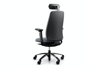 Zwarte kantoorstoel met ergonomische rugsteun, neckrest, verstelbare armleuningen en zwenkwielen op zwart voetkruis, tegen wi
