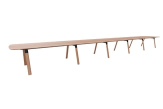 Lange houten vergadertafel in natuurlijke houtkleur met meerdere houten poten, moderne design.