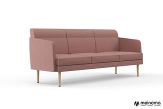Driezitsbank in roze-bruin textiel met houten poten en ergonomische armvleuken, tegen witte achtergrond.