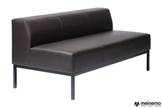 Donkerbruine leren loungebank met rugsteun, metalen poten, geïsoleerde weergave tegen witte achtergrond.