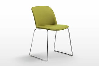 Groene gestoffeerde stoel op chromen sled-onderstel, modern design, zijkant gezien tegen witte achtergrond.