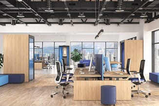 Modern kantoor met houten bureaus, ergonomische zwart-blauwe stoelen, blauwe poefs, houten kasten, glazen wanden en grote raa