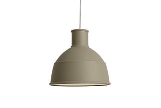 Hangende industriële pendellamp met beige metalen koepelvormige kap en witte binnenzijde.