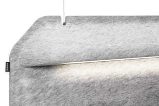Grijze akoestische wandpanelen met gestoffeerde afwerking, opgehangen aan het plafond met metalen bevestiging.