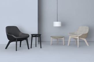 Loungeset met zwarte stoel, lichte houten stoel met grijze bekleding, zwarte bijzettafel, beige tafel en hangende witte lamp