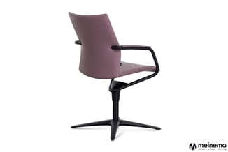 Moderne bureaistoel in mauve stof met zwarte armleuningen en vierpotige zwarte onderstel tegen witte achtergrond.