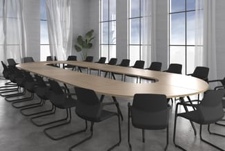 Moderne vergaderruimte met lange houten vergadertafel, zwarte stoelen met metalen frames en grote raampartijen met witte gord