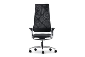 Zwarte ergonomische bureaustoel met netmesh rugleuning, zwart zitgedeelte, aluminium frame en zwenkwielen, frontaal op witte