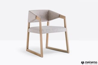 Houten stoel met grijze stoffen zitting en rugleuning, minimalistisch design met rechte poten.