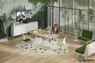 Modern kantoor met houten vergadertafel, witte en groene bureaustoelen op beige vloerkleed, TV met videobel, wit dressoir, gr