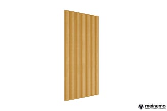 Houten akoestische wandpanelen in natuurlijk houtfineer, verticaal gerangschikt in een licht aflopende opstelling.