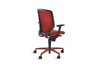 Rode bureaustoel met zwart frame, mesh-rugleuning, zwarte armsteunen en rood vijfpotig onderstel met wielen, tegen witte acht