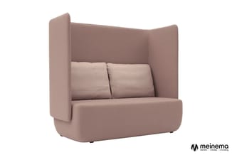 Roze-beige hoge loungefauteuil met vleugels, twee kussens en afgeronde vormen tegen witte achtergrond.