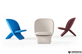 Drie designstoelen in verschillende kleuren: blauwe stoel met X-poten links, beige stoel met gebogen rug in het midden, borde