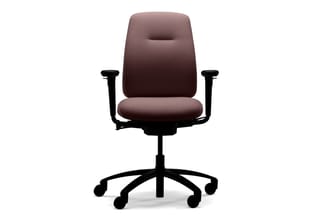 Grijsbruine bureaustoel met ergonomische rugleuning, zwarte armsteunen en zwart onderstel op wielen.