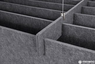 Grijze akoestische wanden in een modulair systeem met open compartimenten en hangende metalen plafondbeugel.