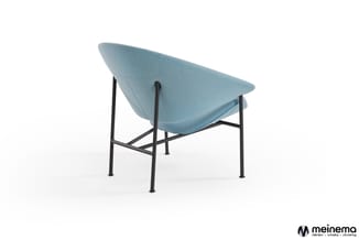 Blauwe fauteuil met gestoffeerde zitting en rugleuning, zwart stalen frame met vier poten en kruisverbinding.