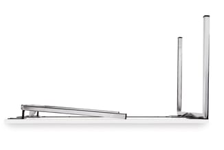 Zijprofiel monitorarm in uitgeklapte stand met twee verticale zuilen en horizontale basis, aluminium uitvoering.
