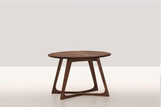 Ronde houten tafel met donkerbruin fineer en vier schuine poten in kruisopstelling, tegen neutrale achtergrond.