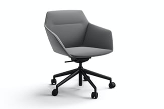 Grijze kantoorstoel met ergonomische rugleuning, zwart vijfpotig onderstel met zwenkwielen en gasveer-verstelmekanisme.