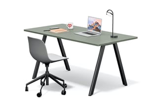 Moderne werkplek met grijs-groen bureau, zwart onderstel, grijze bureaustoel met wielen, laptop, notitieblok, koffiekopje en