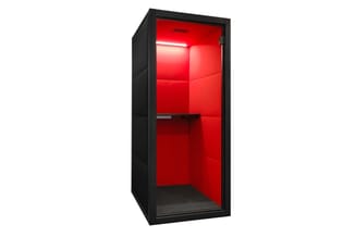 Zwarte belcel met rode binnenwanden, rood plafond met LED-verlichting, grijze vloer en glazen deur.