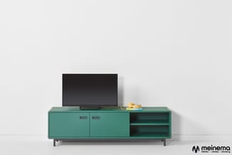 Groene TV-meubel met gesloten kasten en open vakken tegen witte muur, met flat-screen TV en gele koptelefoon.