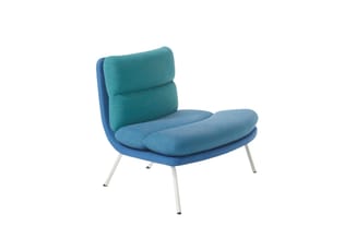 Moderne fauteuil in blauw en turquoise gemeleerd stof met ergonomische zitting, gevoerde rugsteun en witte metalen poten.