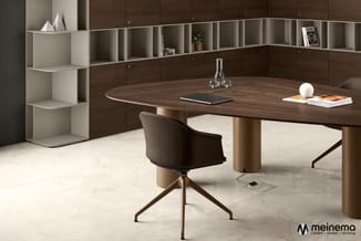 Moderne kantoor met ovale bruine houten tafel, beige draaistoel, witte wandkasten en donkerbruine panelen.