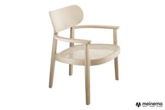 Houten stoel met armsteunen, gevlochten zitting en afgeronde rugleuning in natuurlijk licht hout.