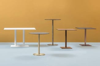 Zes verschillende tafels met ronde en rechthoekige bladen in wit, grijs, hout en zwart, met metalen poten in goud, zilver en