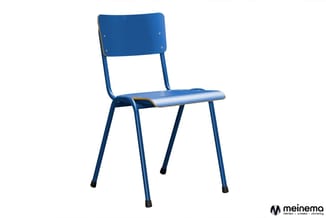 Blauwe schoolstoel met houten zitting, metalen frame en gevoerde poten, voorzien van montagegatjes.